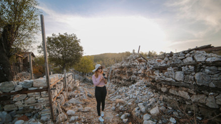 Tarihi pek çok dönemin izlerini taşıyan Sarıcılar mahallesi ziyaretçilerin ilgi odağı