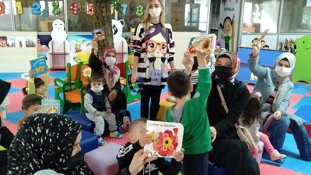 Minikler kitaplarla erkenden tanışıyor