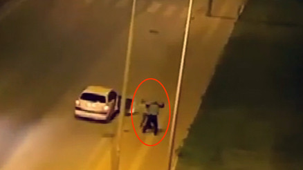 Son dakika haberleri... Öfkelendi, tartıştığı erkek arkadaşını tokatladı Görenler bağırdı: Polisi arayın
