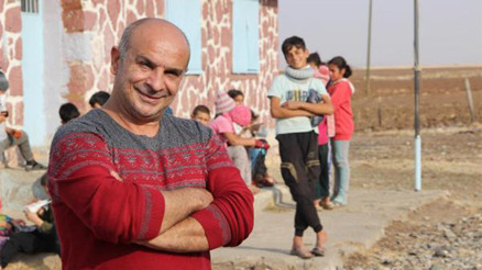 Komşusunun kitabıyla öğretmen oldu, başkaları da olsun diye köy köy geziyor Komşusunun kitabıyla öğretmen oldu, başkaları da olsun diye köy köy geziyor