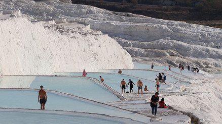 Pamukkale, koronavirüs salgınına rağmen ilgi görmeye devam ediyor
