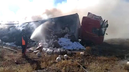 Devrilen iplik yüklü tır alev aldı