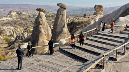 Kapadokyanın simgelerinden Üç Güzeller turist akınına uğruyor