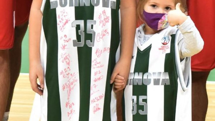 Mucize bebek Aydadan basketbol sahasında iyiyim pozu