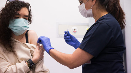 Çin aşısı için gönüllü olan öğretmen anne kız aşılandı Çin aşısı için gönüllü olan öğretmen anne kız aşılandı