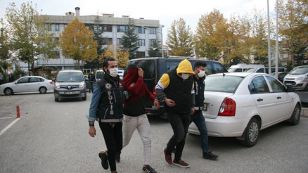 106 adet sentetik uyuşturucu hapla yakalanan 4 kişi adliyeye çıkarıldı