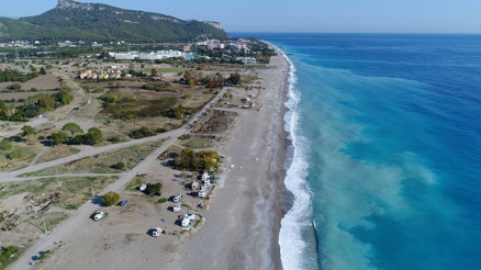 Karavanda beş yıldızlı otellerin yanı başında izole yaşam