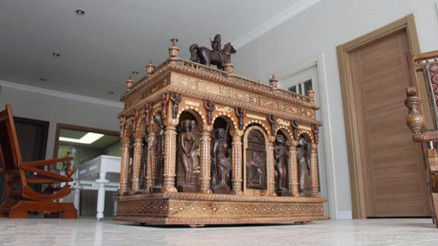 Çeyiz sandığını, sanat eserine dönüştürdü