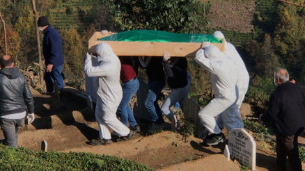 Aynı aileden 5 kişi, bir ay içinde Kovid-19 nedeniyle hayatını kaybetti