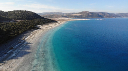 Su seviyesi azalan Salda Gölü’nde küçük adacıklar oluştu