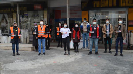Kırmızı Montlulardan sokak hayvanlarına mama ve süt yardımı Kırmızı Montlulardan sokak hayvanlarına mama ve süt yardımı