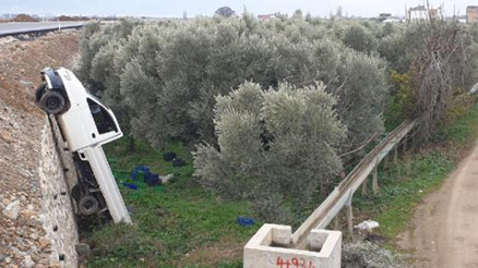 Kaza sonrası terk edilen kamyonet, arazide dik olarak bulundu