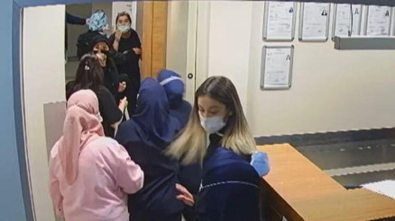 Emzirme odasına birlikte alınmayınca hemşireye saldırdılar O anlar kamerada Emzirme odasına birlikte alınmayınca hemşireye saldırdılar O anlar kamerada