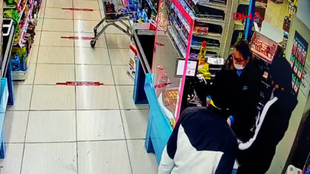 Esenyurtta marketteki silahlı soygun kamerada