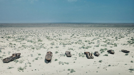 Hayalet şehre döndü Denizden geriye sadece çölün ortasında boş balıkçı tekneleri kaldı...