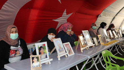 Diyarbakırda evlat nöbetindeki anne: Kardeşin askere gidecek, onu mu öldüreceksin
