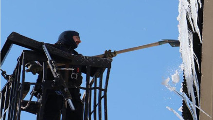 Buz kırma timi günde 20 kamyon buz kırıyor Buz kırma timi günde 20 kamyon buz kırıyor