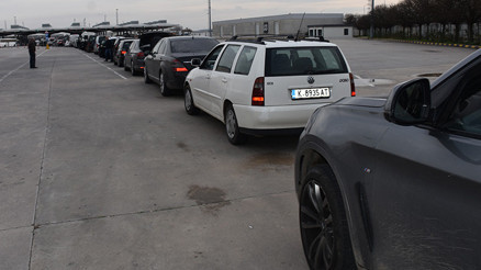 Yoğunluk başladı, uzun araç kuyrukları oluştu