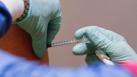 Aşı olduktan bir hafta sonra 13 kişi pozitif Aşı olduktan bir hafta sonra 13 kişi pozitif