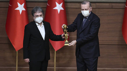 Ahmet Hakana Medya Oscarı... Ödülünü Cumhurbaşkanı Erdoğanın elinden aldı