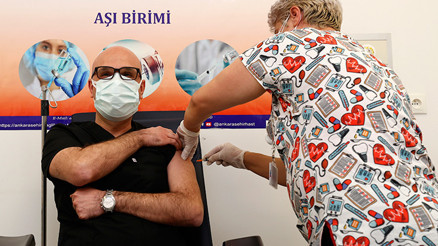 Koronavirüs aşısının ilk yan etkileri neler Aşı olan Bilim Kurulu üyesi Doç. Dr. Afşin Emre Kayıpmaz anlattı