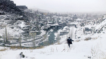 Karlar düşer, düşer düşer izlerim Karlar düşer, düşer düşer izlerim