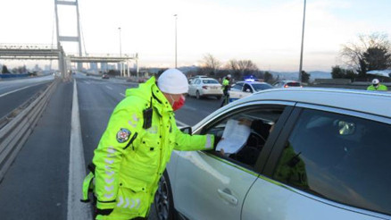 Polis araçları tek tek durdurdu 15 Temmuz Şehitler Köprüsünde kısıtlama denetimi