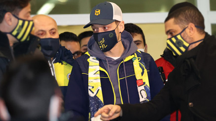 Mesut Özil rekorla geldi