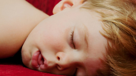 Ağzı açık uyuyorsa hafife almayın, o sorunun işareti olabilir