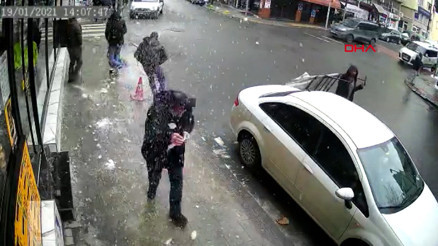 Şişli’de bir kişinin başına buz sarkıtı düştüğü görüntü anbean kamerada Şişli’de bir kişinin başına buz sarkıtı düştüğü görüntü anbean kamerada