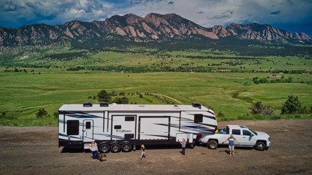 İçinde şöminesi olan devasa bir karavanda yaşıyorlar... Nereye park ederseler artık evleri orası