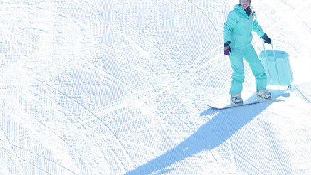 Ukraynalı turist görenleri şaşırttı... Palandökende bavulu ile snowboard yaptı Ukraynalı turist görenleri şaşırttı... Palandökende bavulu ile snowboard yaptı