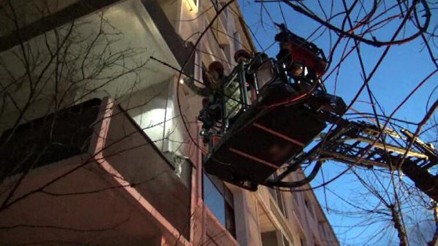 Balkonda mahsur kalan kedi için seferber oldular