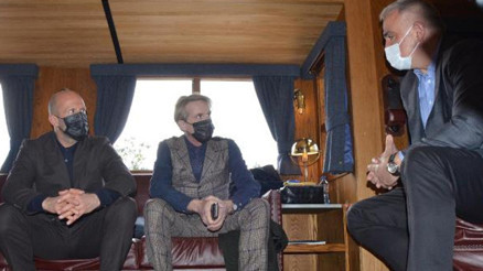 Bakan Ersoydan Five Eyes setine sürpriz ziyaret Jason Statham ve Guy Ritchie ile sohbet etti Bakan Ersoydan Five Eyes setine sürpriz ziyaret Jason Statham ve Guy Ritchie ile sohbet etti