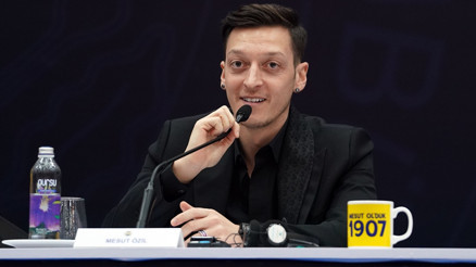 Gelsenkirchen’de Mesut Özil sevinci Almanya Federasyonu çocukça işler yaptı...