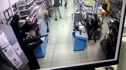 Mağazada silahlı soygun anları kamerada
