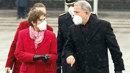 Akar’dan Alman bakana İHA teklifi Akar’dan Alman bakana İHA teklifi