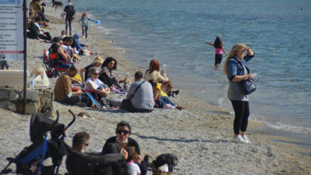 Bodrumda güneşi gören sahile koştu
