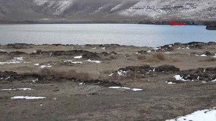 Acıgölde kuraklık nedeniyle derin yarıklar oluştu