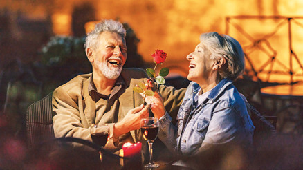 50 yaş üstü aşıklar hediyeye koştu