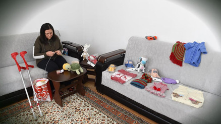 İlmek ilmek oyuncak örüyor