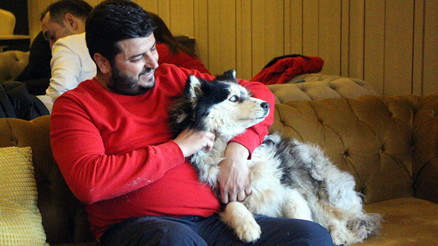 Donmuş gölün buzu kırılınca suya düşen köpeği kurtarmak için seferber oldular