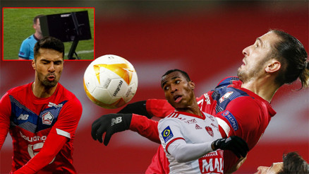 Yusuf ve Zekinin forma giydiği Lille - Ajax maçında büyük skandal VARda izledi ama...