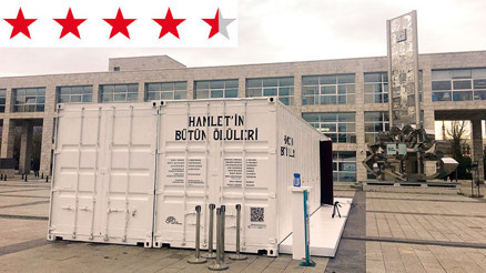Hamlet’in ölüleriyle mezarlarında, baş başa