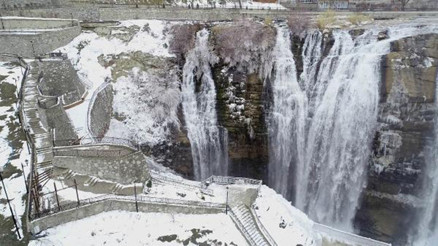 Tortum Şelalesi beyaza büründü Tortum Şelalesi beyaza büründü