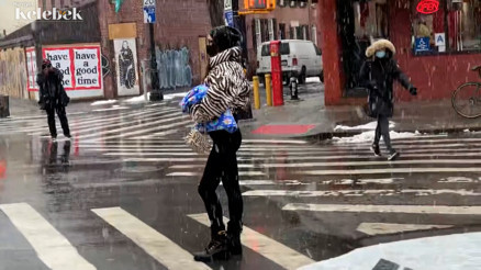 Kıyafetlerine ayrı bir ev gerek