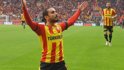 Halil Akbunar kendini aştı, Şenol Güneşin yakın takibinde