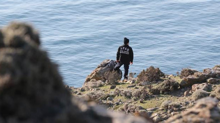 Gökçeadada tekne batması sonucu kaybolan jandarma trafik tim komutanını Fatih Toykuyuyu arama çalışmaları sürüyor
