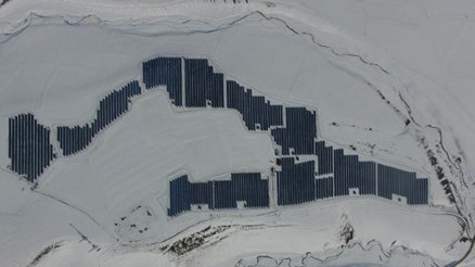 Karla kaplı araziye güneş enerji sistemi kuruldu