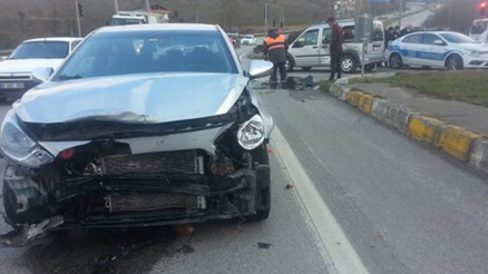 Düzcede hafif ticari araçla otomobil çarpıştı: 3 yaralı